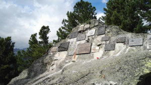 Skała Himalaistów na Tatrzańskim Cmentarzu Symbolicznym pod Osterwą