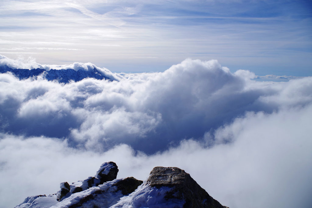 Chmury pod tatrzańskimi szczytami widziane ze szczytu Koziego Wierchu