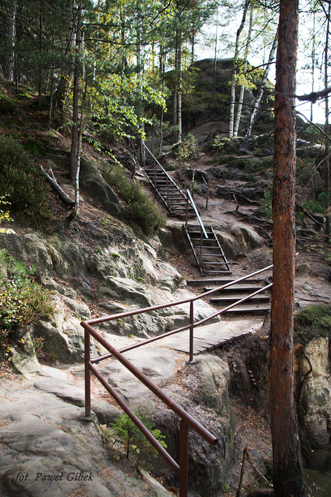 Skalne Miasto Adrspach. W całym skalnym mieście znajduje się wiele ułatwień w postaci schodów czy barierek