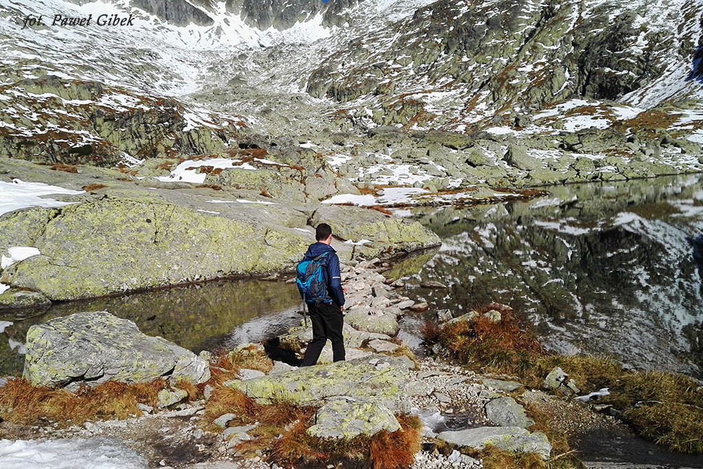 Opis wejścia na Baranie Rogi. Za stawem schodzimy ze szlaku