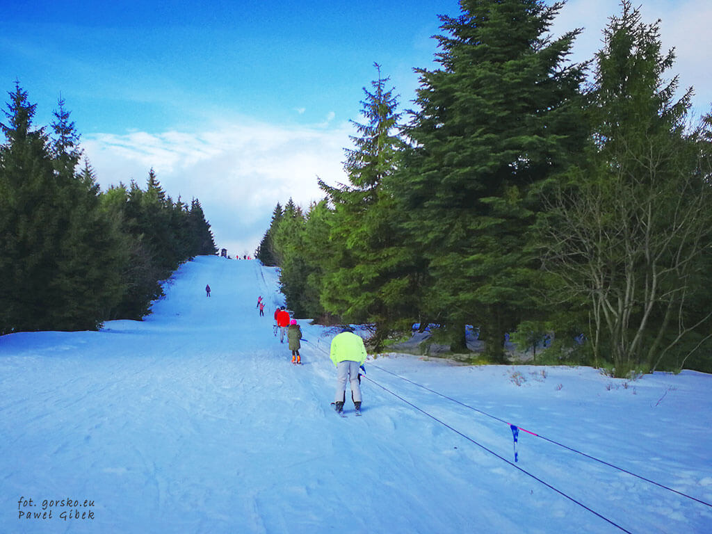 W poruszaniu się po trasach Zieleniec Ski Arena na grzbiecie góry pomagają wyciągi