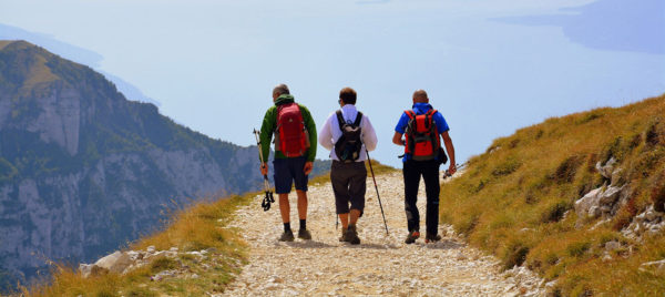 Read more about the article Jakie kije trekkingowe wybrać i jak dobrać odpowiedni rozmiar?