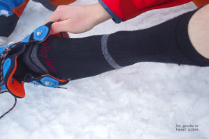 Ubieranie-buta-skarpety-zimowe-bridgedale