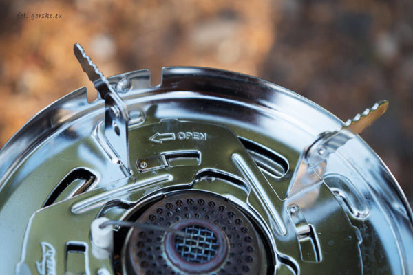 Zestaw do gotowania Kovea Alpine Pot - sposób mocowania nakładki