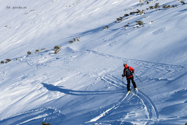 Plecak narciarski Thule Upslope 35 podczas zjazdu