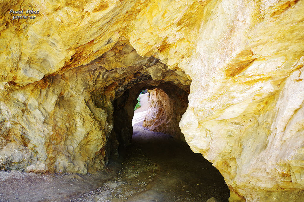 Jaskinia-prowadząca-na-brzeg-Żółtego-Jeziorka
