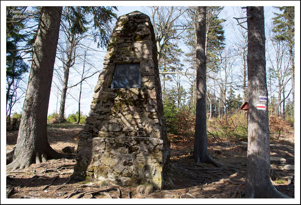 Pomnik-Karla-Wiesena-przy-szlaku-na-Wielką-Sowę