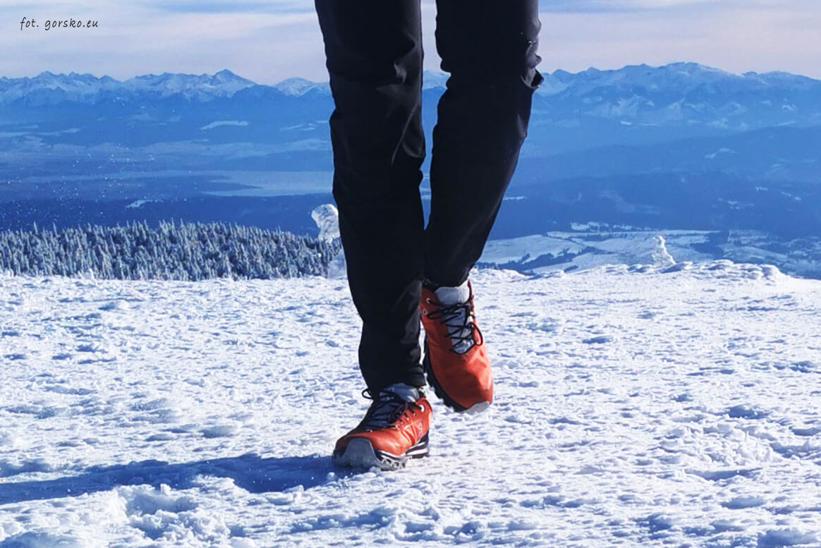 Buty do biegów górskich On Running Cloudventure na szczycie Pilska