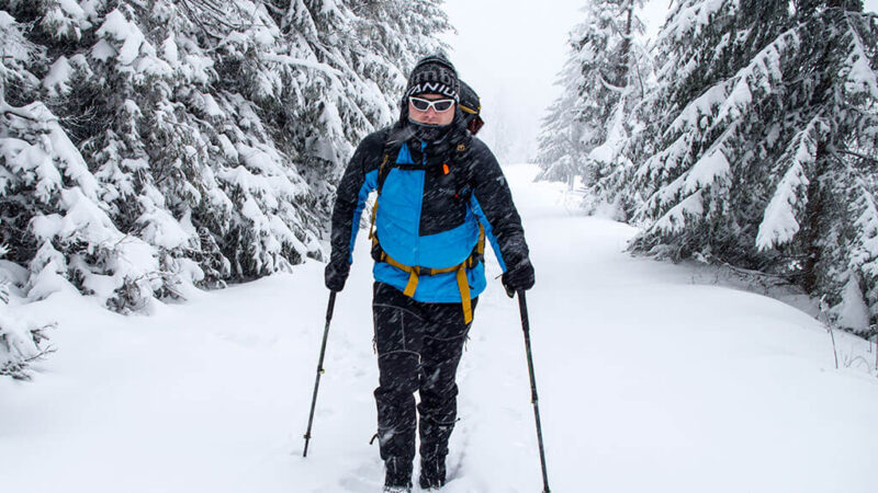 Kurtka ocieplana Columbia test zimą podczas opadów śniegu
