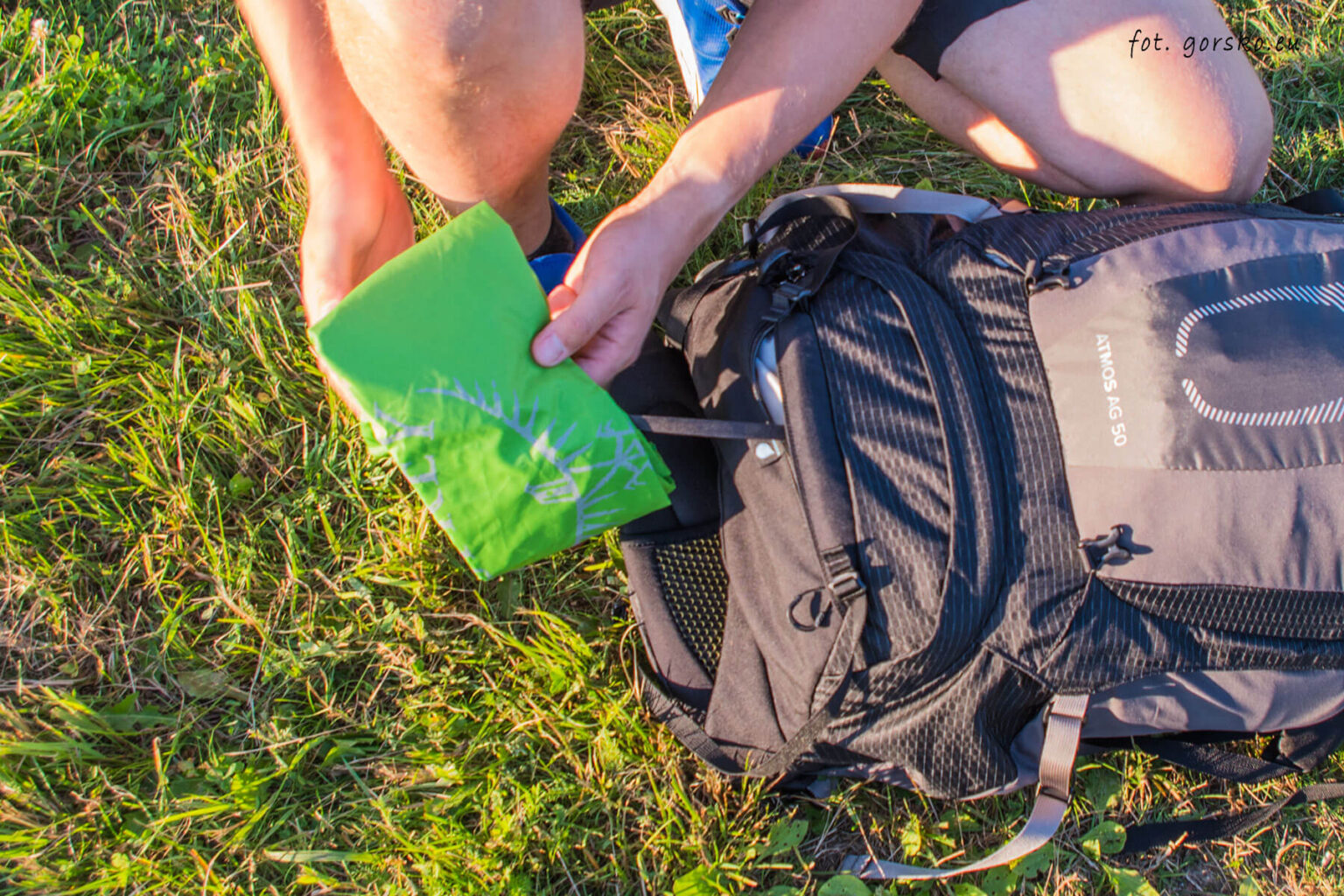 Plecak-Osprey-Atmos-50-pokrowiec-przeciwdeszczowy