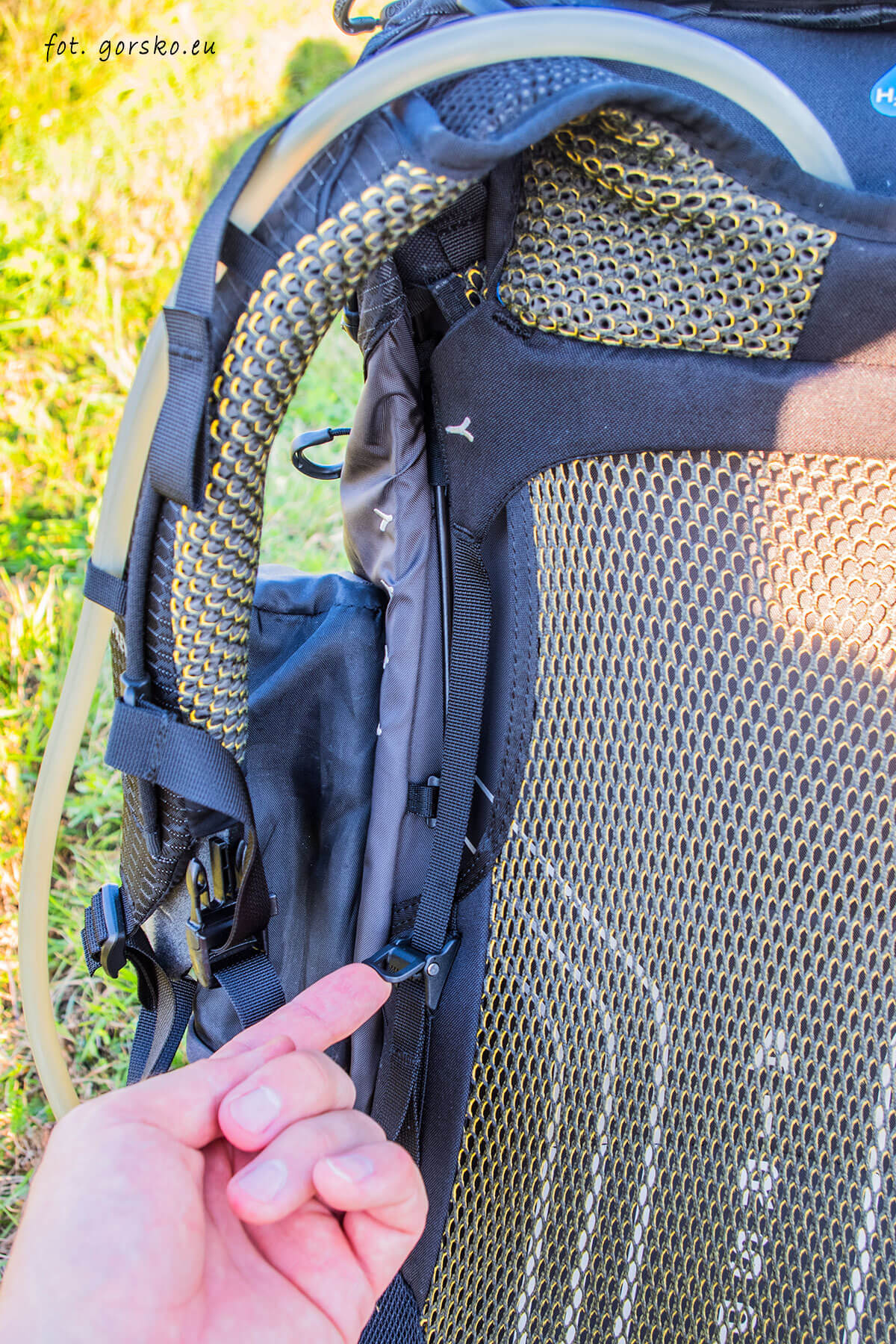 Plecak-Osprey-Atmos-50-regulacja-pasów-ramiennych