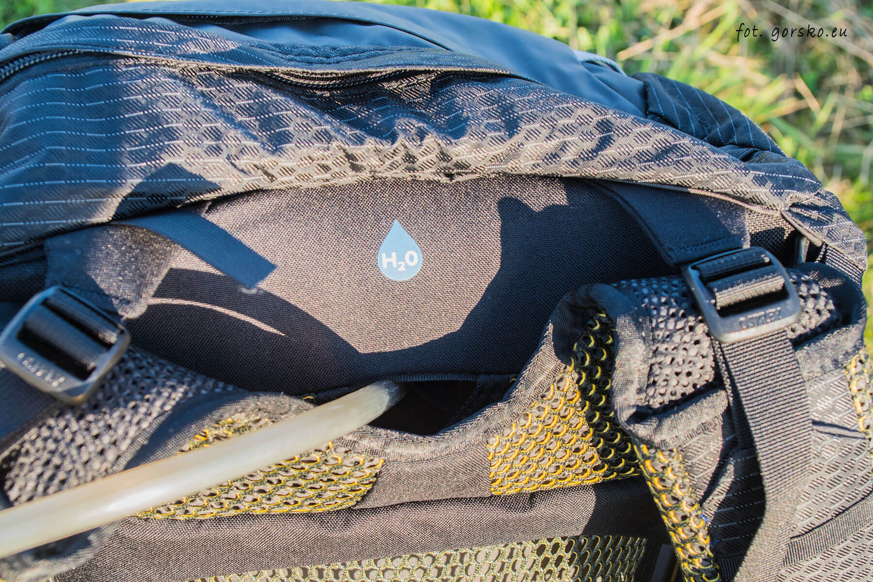 Plecak-Osprey-Atmos-50-wyjście-rurki-h2o