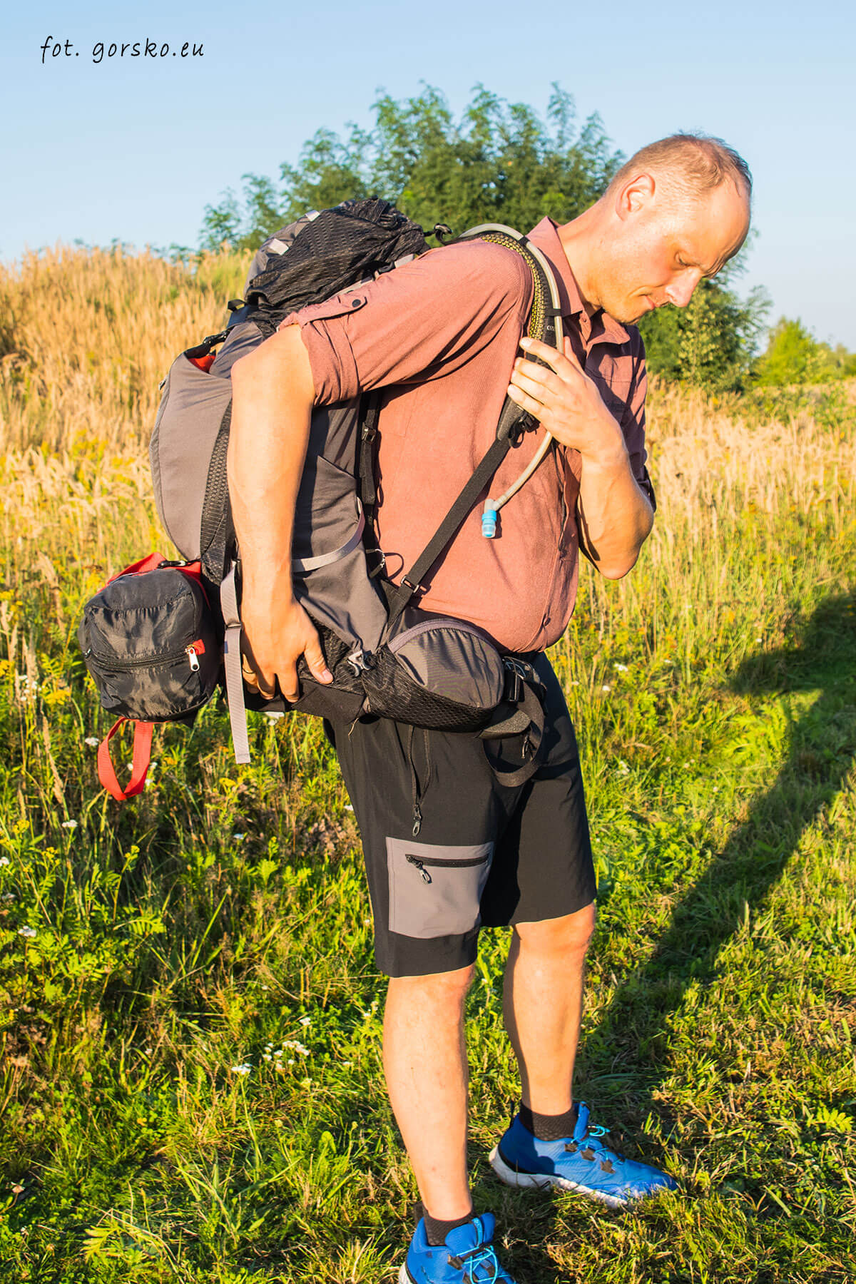 Plecak-Osprey-Atmos-50-zakładanie