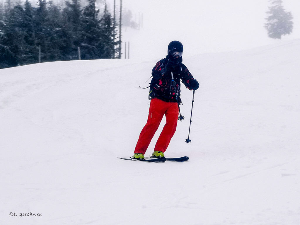 Kurtka-narciarska-powinna-być-dopasowana
