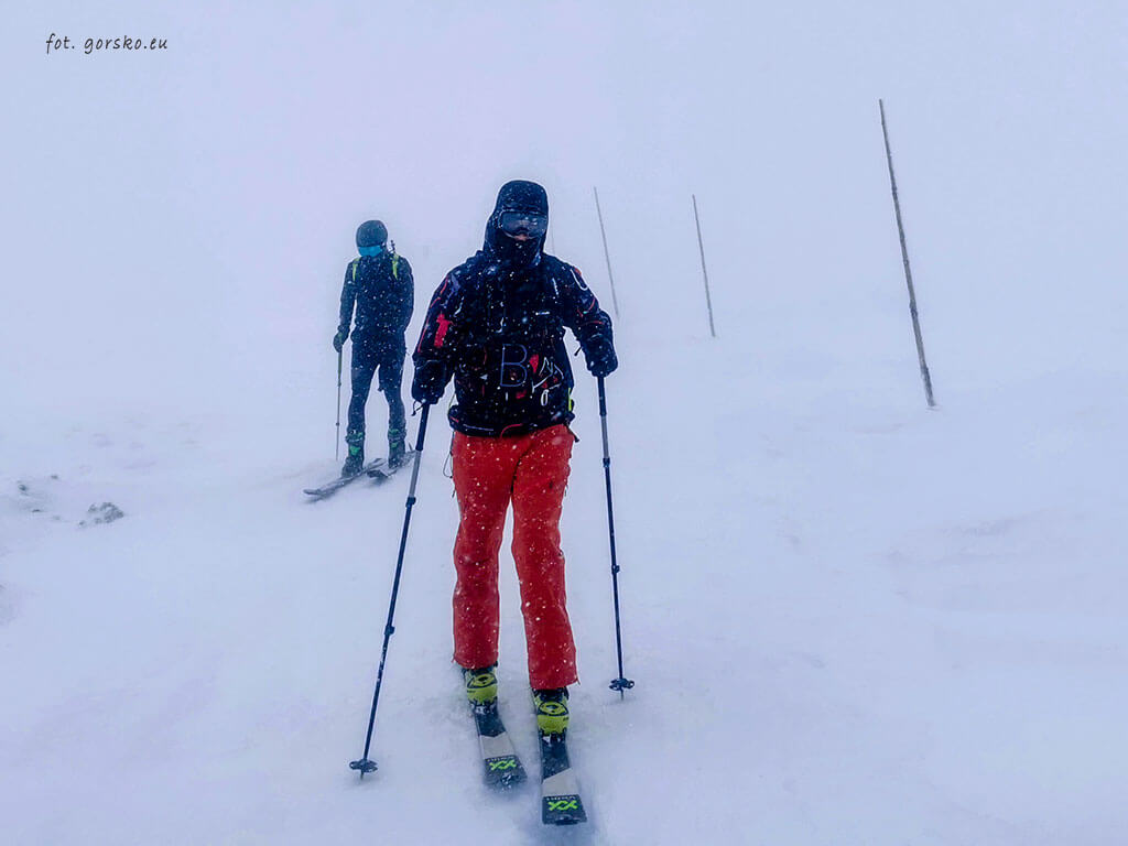 Kurtka-narciarska-z-ociepleniem-czy-bez