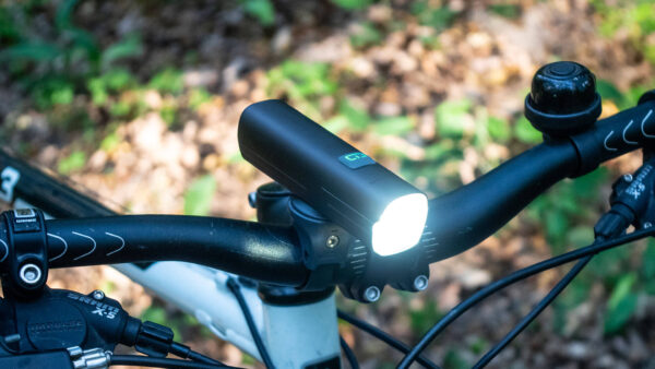Read more about the article Olight Magicshine RN1500 – test mocnej lampy rowerowej przedniej