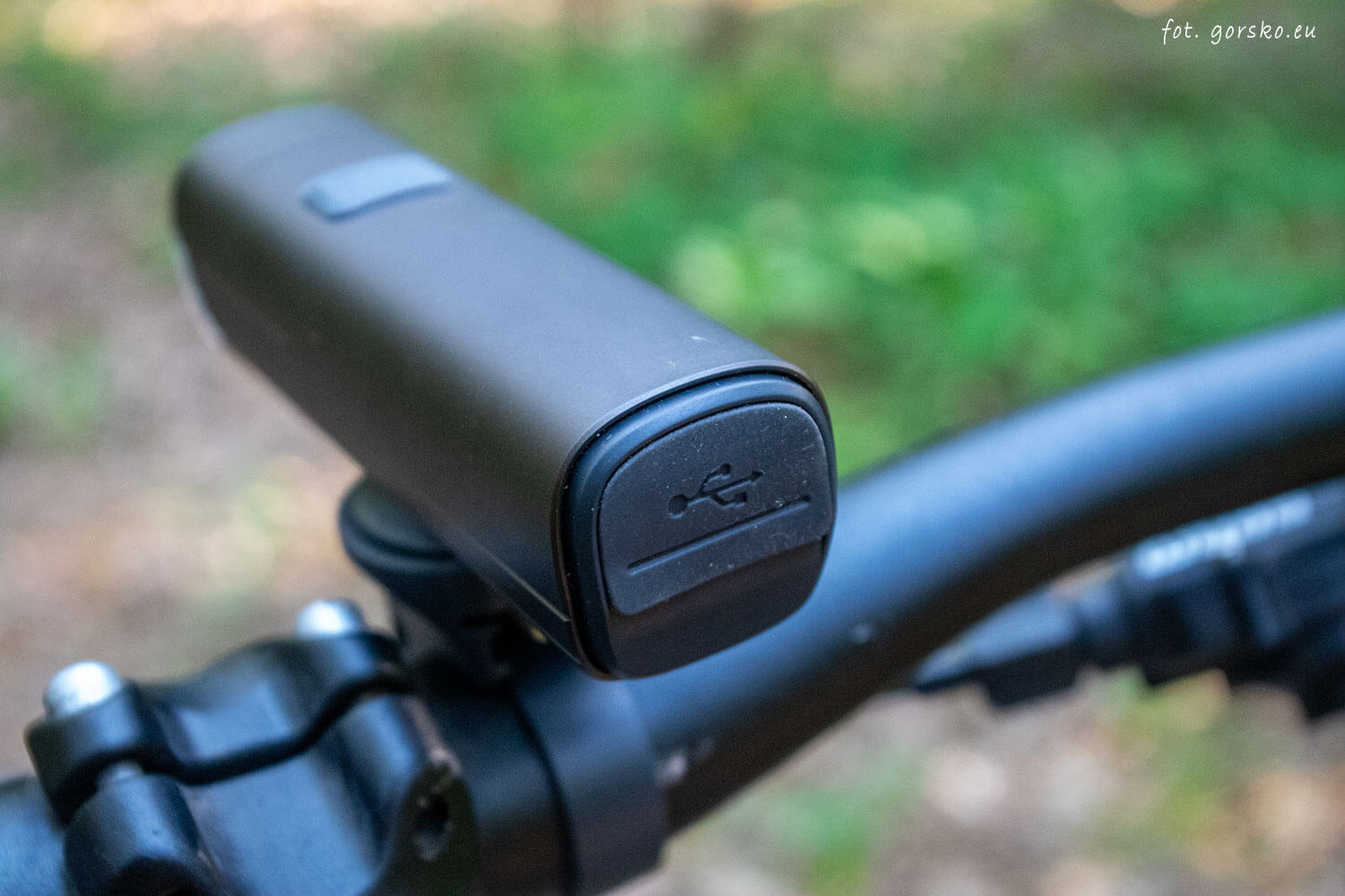 Mocna lampa rowerowa przednia Olight RN1500 ładowanie