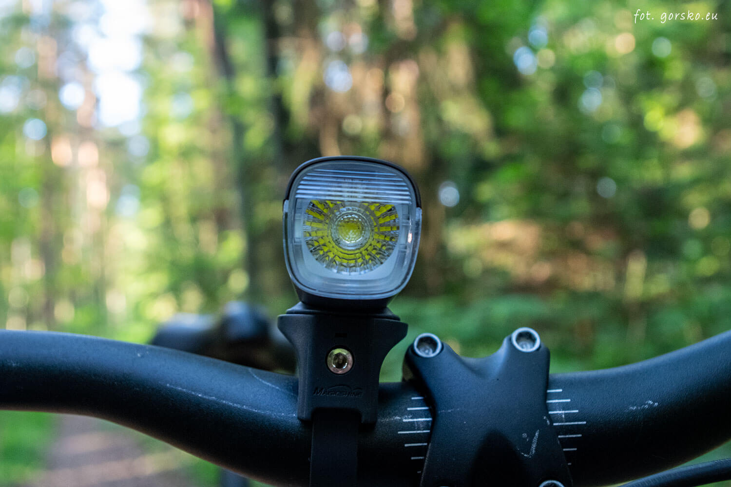 Mocna lampa rowerowa przednia Olight RN1500 system antyodblaskowy