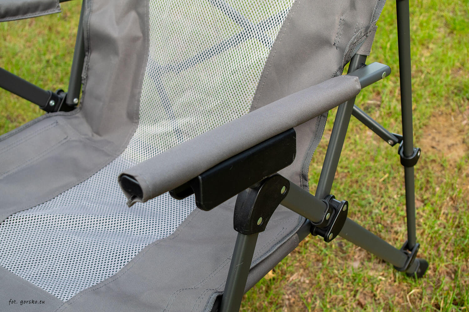 Krzesło-turystyczne-Highlander-Belvenie-Recliner-Charcoal-podłokietniki