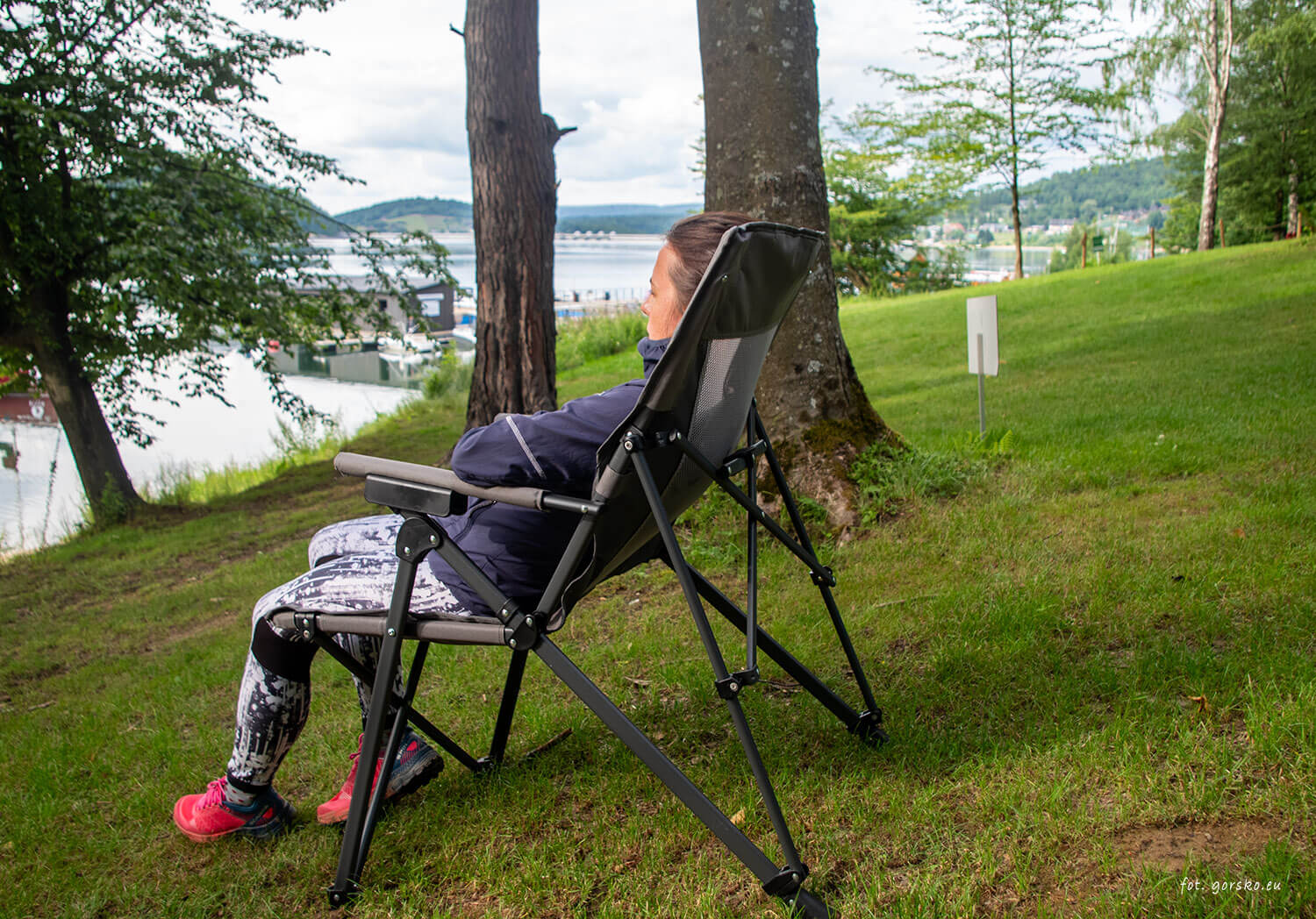 Krzesło-turystyczne-Highlander-Belvenie-Recliner-Charcoal-w-terenie