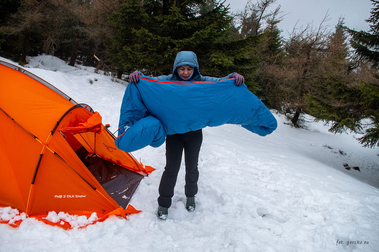 Śpiwór-puchowy-Freetime-Micropak-800D-strzepywanie